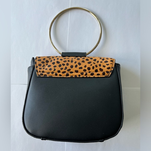 NWOT The Sis Kiss leopard hand bag w/ cross body strap - Picture 2 of 4